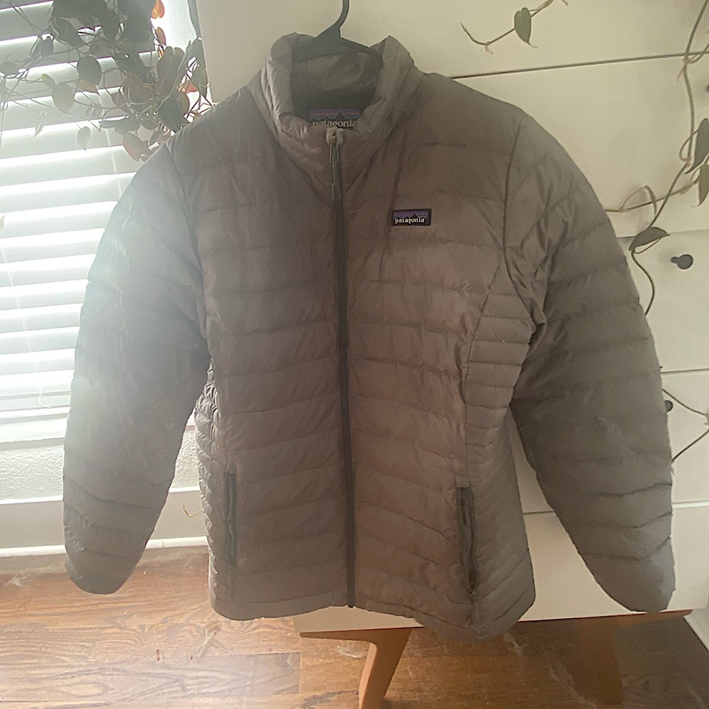 Feather grey Patagonia women’s down jacket in Large